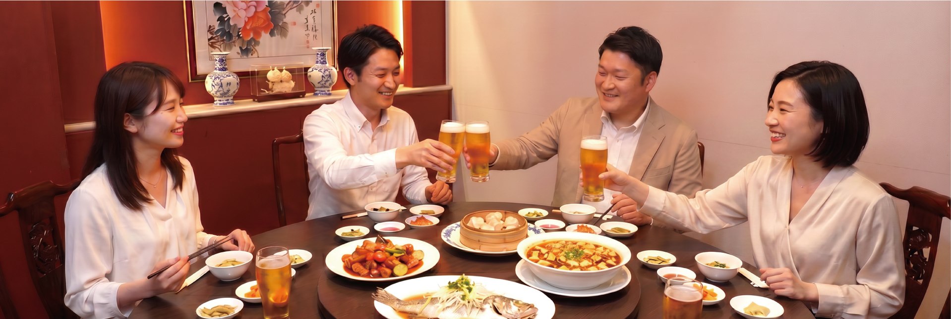 中国料理を囲んで乾杯するお客様